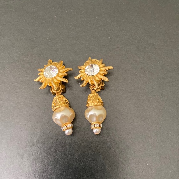 Earrings - Picture 1 of 2